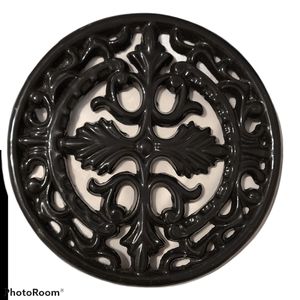NWOT Black 7-1/2" Enameled Footed Trivet